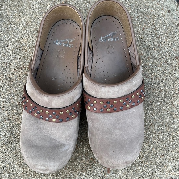 Dansko Pavan Taupe Milled Nubuck
Visit Women's Clogs size 39/ 8.5-9 - Picture 2 of 9